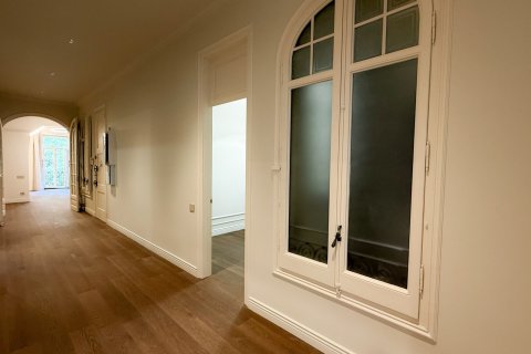 Apartamento de 4 dormitorios en venta en Barcelona, Cataluña, Spain № 1594 - foto 23
