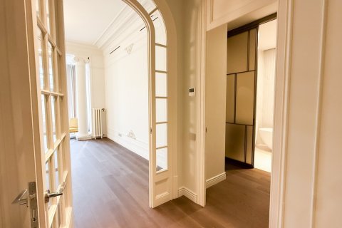 Apartamento de 4 dormitorios en venta en Barcelona, Cataluña, Spain № 1594 - foto 7