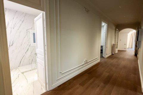 Apartamento de 4 dormitorios en venta en Barcelona, Cataluña, Spain № 1594 - foto 22