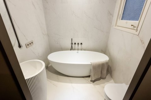Apartamento de 4 dormitorios en venta en Barcelona, Cataluña, Spain № 1594 - foto 10