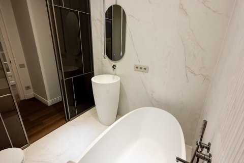 Apartamento de 4 dormitorios en venta en Barcelona, Cataluña, Spain № 1594 - foto 12