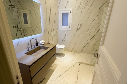 Apartamento de 4 dormitorios en venta en Barcelona, Cataluña, Spain № 1594 - foto 24