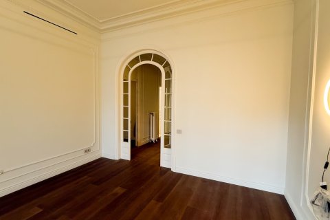 Apartamento de 4 dormitorios en venta en Barcelona, Cataluña, Spain № 1594 - foto 5