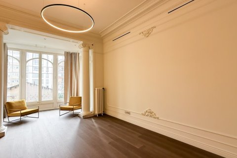 Apartamento de 4 dormitorios en venta en Barcelona, Cataluña, Spain № 1594 - foto 4