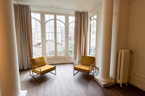 Apartamento de 4 dormitorios en venta en Barcelona, Cataluña, Spain № 1594 - foto 3