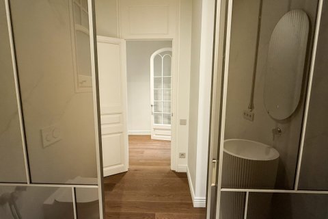 Apartamento de 4 dormitorios en venta en Barcelona, Cataluña, Spain № 1594 - foto 19