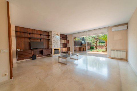Сasa de 4 dormitorios en venta en Vilassar de Mar, Barcelona, Cataluña, Spain № 1596 - foto 3
