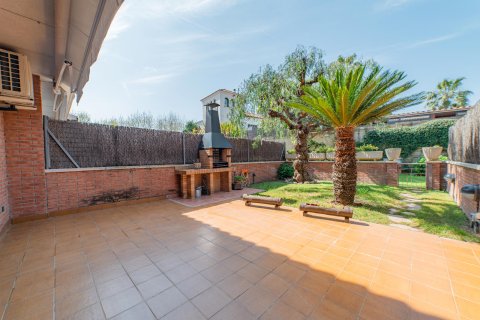 Сasa de 4 dormitorios en venta en Vilassar de Mar, Barcelona, Cataluña, Spain № 1596 - foto 2