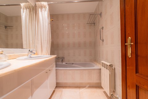 Сasa de 4 dormitorios en venta en Vilassar de Mar, Barcelona, Cataluña, Spain № 1596 - foto 14