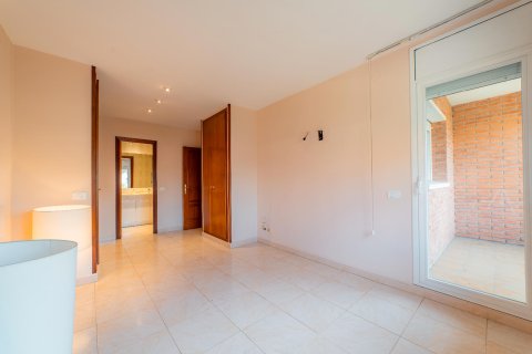 Сasa de 4 dormitorios en venta en Vilassar de Mar, Barcelona, Cataluña, Spain № 1596 - foto 10