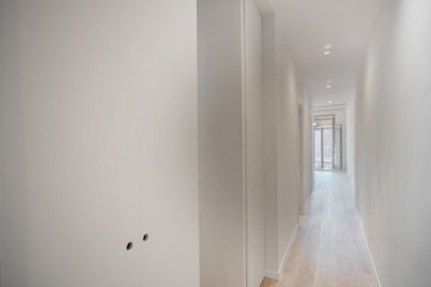 Apartamento de 3 dormitorios en venta en Barcelona, Cataluña, Spain № 3626 - foto 24