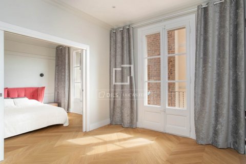 Apartamento de 5 dormitorios en venta en Barcelona, Cataluña, Spain № 8500 - foto 28
