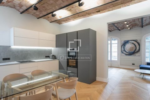 Apartamento de 5 dormitorios en venta en Barcelona, Cataluña, Spain № 8500 - foto 2