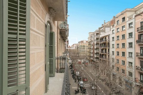 Apartamento de 5 dormitorios en venta en Barcelona, Cataluña, Spain № 8500 - foto 23