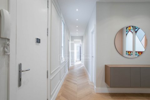 Apartamento de 5 dormitorios en venta en Barcelona, Cataluña, Spain № 8500 - foto 11