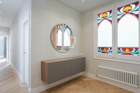 Apartamento de 5 dormitorios en venta en Barcelona, Cataluña, Spain № 8500 - foto 12