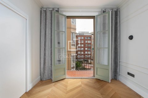 Apartamento de 5 dormitorios en venta en Barcelona, Cataluña, Spain № 8500 - foto 25
