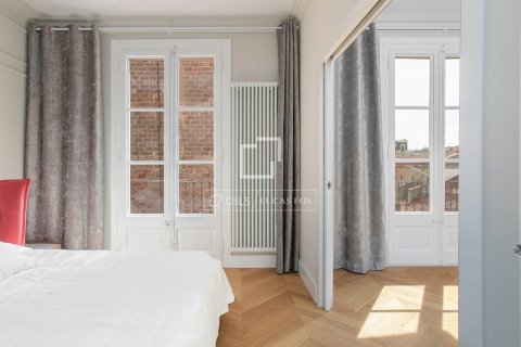 Apartamento de 5 dormitorios en venta en Barcelona, Cataluña, Spain № 8500 - foto 15