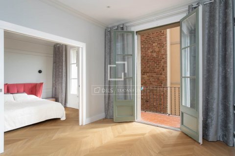 Apartamento de 5 dormitorios en venta en Barcelona, Cataluña, Spain № 8500 - foto 27