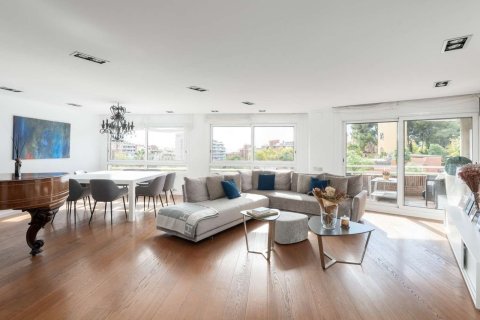 Apartamento de 5 dormitorios en venta en Barcelona, Cataluña, Spain № 4611 - foto 2