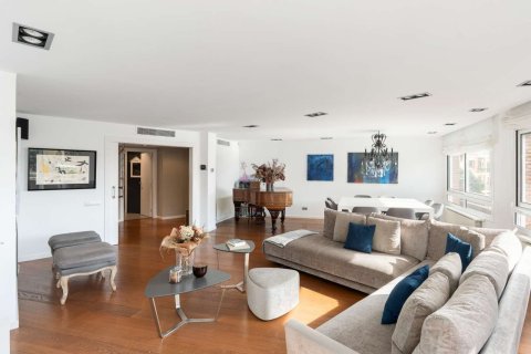 Apartamento de 5 dormitorios en venta en Barcelona, Cataluña, Spain № 4611 - foto 4