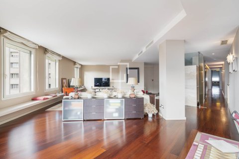 Apartamento de 3 dormitorios en venta en Barcelona, Cataluña, Spain № 4068 - foto 12