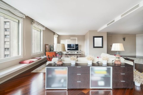 Apartamento de 3 dormitorios en venta en Barcelona, Cataluña, Spain № 4068 - foto 9