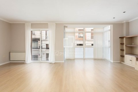 Apartamento de 4 dormitorios en venta en Barcelona, Cataluña, Spain № 4072