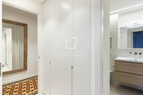 Apartamento de 3 dormitorios en venta en Barcelona, Cataluña, Spain № 4073 - foto 28