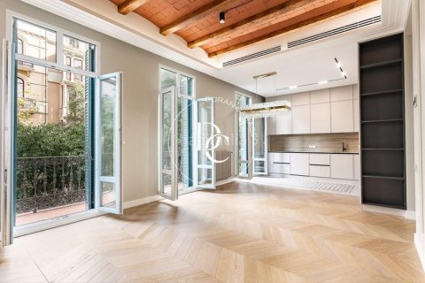 Apartamento de 3 dormitorios en venta en Eixample, Barcelona, Cataluña, Spain № 2648