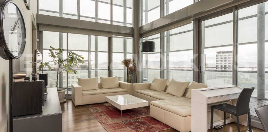 Ático de 3 dormitorios en venta en Sant Martí, Barcelona, Cataluña, Spain № 2647