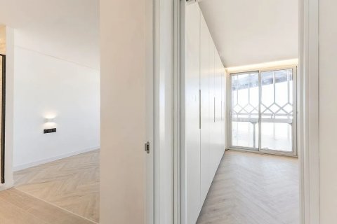 Apartamento de 2 dormitorios en venta en Barcelona, Cataluña, Spain № 1366 - foto 23
