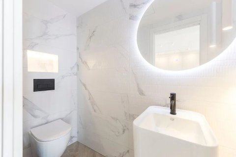 Apartamento de 2 dormitorios en venta en Barcelona, Cataluña, Spain № 1366 - foto 21