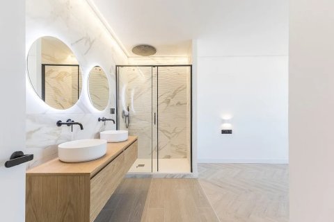 Apartamento de 2 dormitorios en venta en Barcelona, Cataluña, Spain № 1366 - foto 24