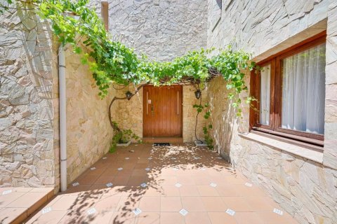 Сasa de 5 dormitorios en venta en Blanes, Gerona, Cataluña, Spain № 2470 - foto 24