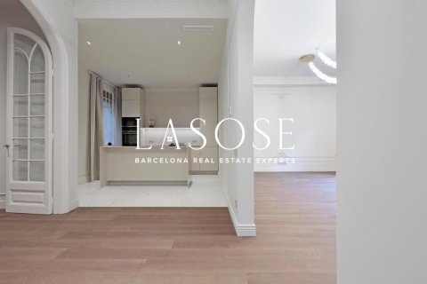 4 bedrooms apartment for sale in Eixample, Barcelona, Catalonia, Spain № 2466 - photo 11
