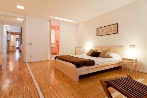 Apartamento de 2 dormitorios en venta en Ciudad Vieja, Barcelona, Cataluña, Spain № 2465 - foto 17