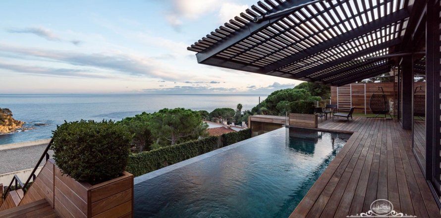 Villa de 6 dormitorios en venta en Lloret de Mar, Gerona, Cataluña, Spain № 991