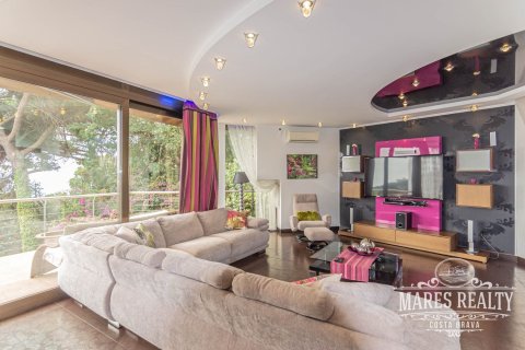 Villa de 4 dormitorios en venta en Lloret de Mar, Gerona, Cataluña, Spain № 990 - foto 10
