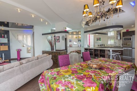Villa de 4 dormitorios en venta en Lloret de Mar, Gerona, Cataluña, Spain № 990 - foto 8