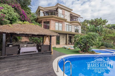 Villa de 4 dormitorios en venta en Lloret de Mar, Gerona, Cataluña, Spain № 990