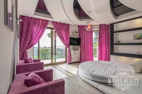 Villa de 4 dormitorios en venta en Lloret de Mar, Gerona, Cataluña, Spain № 990 - foto 18