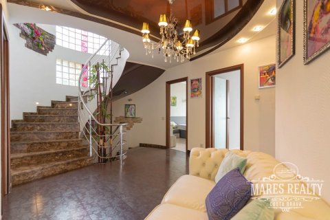 Villa de 4 dormitorios en venta en Lloret de Mar, Gerona, Cataluña, Spain № 990 - foto 17