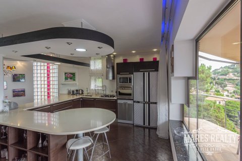 Villa de 4 dormitorios en venta en Lloret de Mar, Gerona, Cataluña, Spain № 990 - foto 15