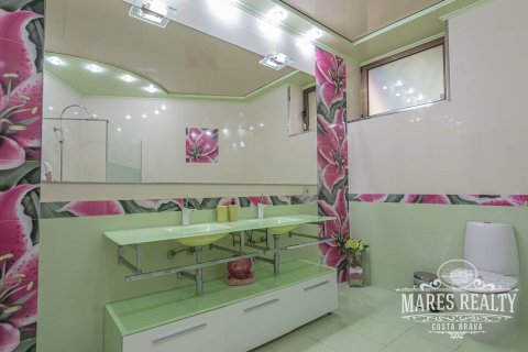 Villa de 4 dormitorios en venta en Lloret de Mar, Gerona, Cataluña, Spain № 990 - foto 20