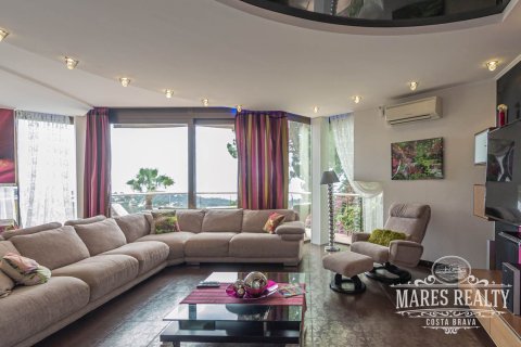 Villa de 4 dormitorios en venta en Lloret de Mar, Gerona, Cataluña, Spain № 990 - foto 7