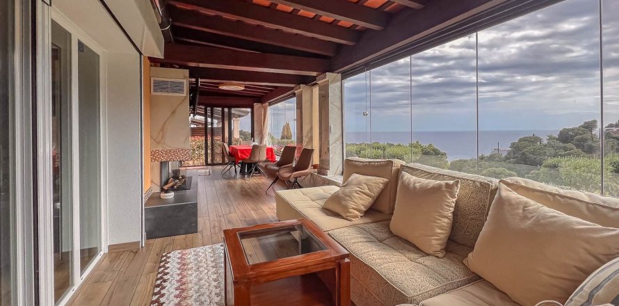 Villa de 4 dormitorios en venta en Tossa de Mar, Gerona, Cataluña, Spain № 994