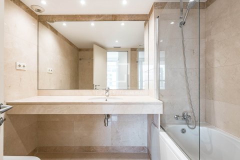Apartamento de 3 dormitorios en venta en Barcelona, Cataluña, Spain № 7142 - foto 9