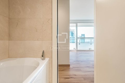 Apartamento de 3 dormitorios en venta en Barcelona, Cataluña, Spain № 7142 - foto 8