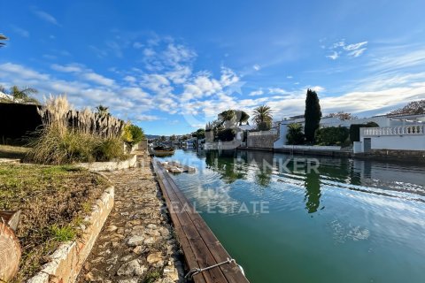 Сasa de 3 dormitorios en venta en Empuriabrava, Gerona, Cataluña, Spain № 5343
